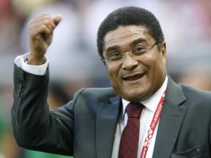 Depois de hospitalizado na Polônia, Eusébio volta a Portugal para novos exames