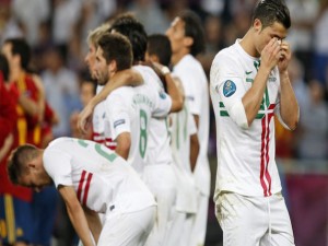 Tristeza geral entre os jogadores portugueses após eliminação na Euro-2012