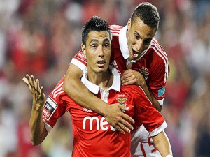 Óscar Cardozo e Rodrigo festejam gol do Benfica