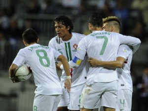 Jogadores comemoram gol frente a seleção de Luxemburgo