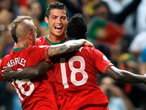 Ronaldo, Meireles e Varella comemoram o primeiro gol de Portugal