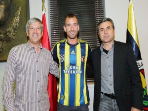 Raúl Meireles assinou contrato com o Fenerbahce por 4 anos