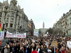 Portugueses saem as ruas e cantam hino da Revolução dos Cravos para protestar contra governo