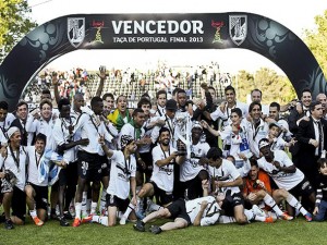 Jogadores do V. de Guimarães comemoram a conquista da Taça de Portugal