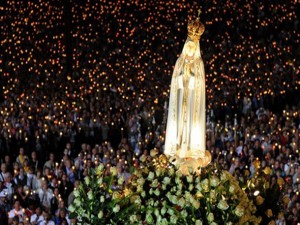 fiéis católicos participaram das comemorações do 96º aniversário da última aparição da Virgem em Fátima