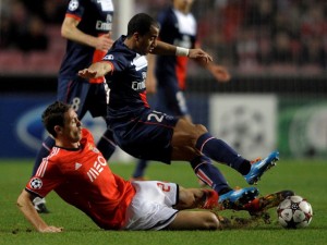 Benfica vence PSG, mas vitória grega tira as chances da equipe lusa na Liga dos Campeões